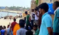 गंगा में डूबी नाव- दो की स्थानीय लोगों ने बचाई जान- अन्य लापता