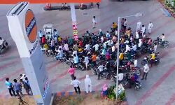 फ्री में मिल रहा पेट्रोल- लोगों ने करवाई टंकी फुल- पम्प पर लगी भीड़