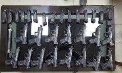 बड़ी सफलता- पुलिस ने हथियारों और गोला-बारूद के साथ किये 2 गिरफ्तार बड़ी सफलता- पुलिस ने हथियारों और गोला-बारूद के साथ किये 2 गिरफ्तार