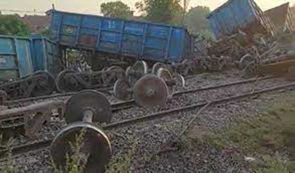 मालगाड़ी के डिब्बे पटरी से उतरे, रेल यातायात प्रभावित
