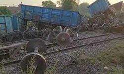 मालगाड़ी के डिब्बे पटरी से उतरे, रेल यातायात प्रभावित मालगाड़ी के डिब्बे पटरी से उतरे, रेल यातायात प्रभावित
