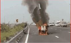 तेज रफ्तार वैन के पलटने से लगी आग-दो लोग जिंदा जले- हो गई मौत तेज रफ्तार वैन के पलटने से लगी आग-दो लोग जिंदा जले- हो गई मौत