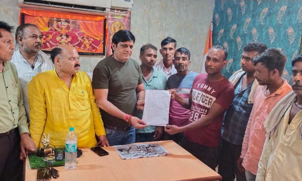 पीडित युवक ने श्रीराम भवन पर समाजसेवी मनीष से लगाई न्याय की गुहार