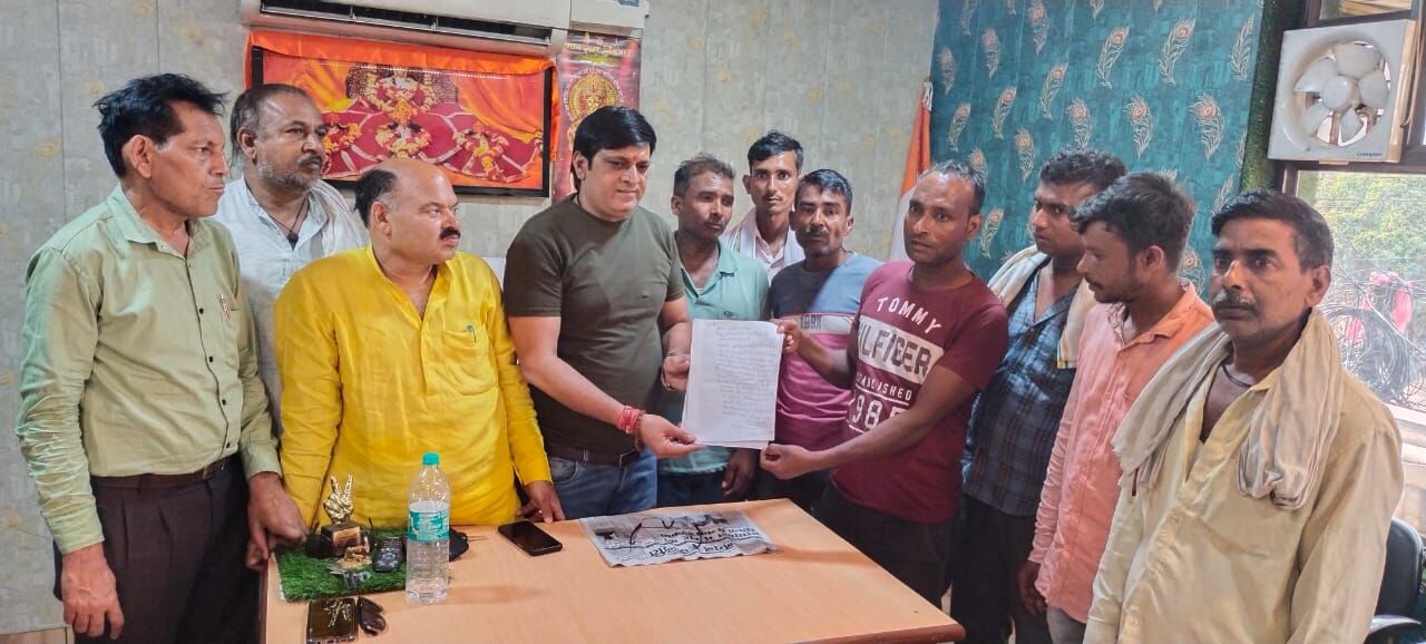 पीडित युवक ने श्रीराम भवन पर समाजसेवी मनीष से लगाई न्याय की गुहार