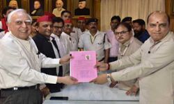 राज्यसभा के लिए सपा समर्थित उम्मीदवार के रूप में सिब्बल ने किया नामांकन