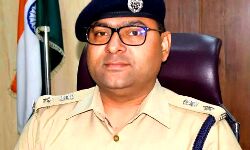 लूट गैंग का सरगना अपने 7 साथियों के साथ गिरफ्तार-पुलिस से हुई थी मुठभेड़ लूट गैंग का सरगना अपने 7 साथियों के साथ गिरफ्तार-पुलिस से हुई थी मुठभेड़