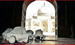 ताजमहल में नमाज पढ़ने वाले 4 पर्यटक गिरफ्तार- पुलिस को सौंपा-किया एतराज ताजमहल में नमाज पढ़ने वाले 4 पर्यटक गिरफ्तार- पुलिस को सौंपा-किया एतराज