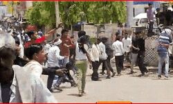 रेप के आरोपी से मारपीट की सूचना पर पुलिस और पब्लिक के बीच चले पत्थर रेप के आरोपी से मारपीट की सूचना पर पुलिस और पब्लिक के बीच चले पत्थर