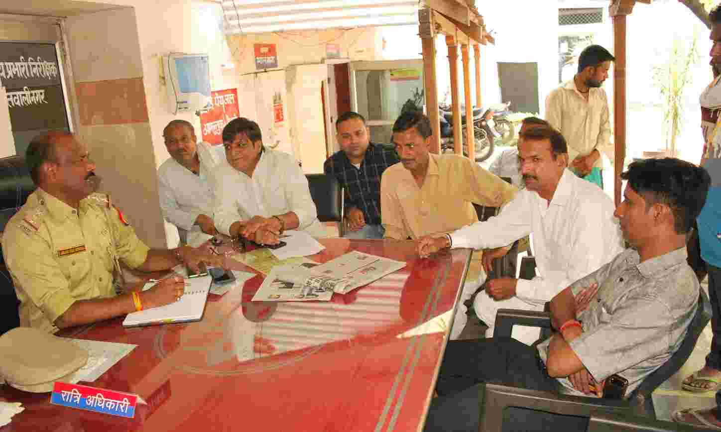 प्रेमी संग भागी महिला की बरामदगी की मांग को लेकर पुलिस से मिली समाजसेवी टीम