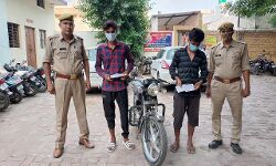 लूट का खुलासा- लुटेरों को दबोचकर लूटी हुई नकदी सहित बाइक की बरामद