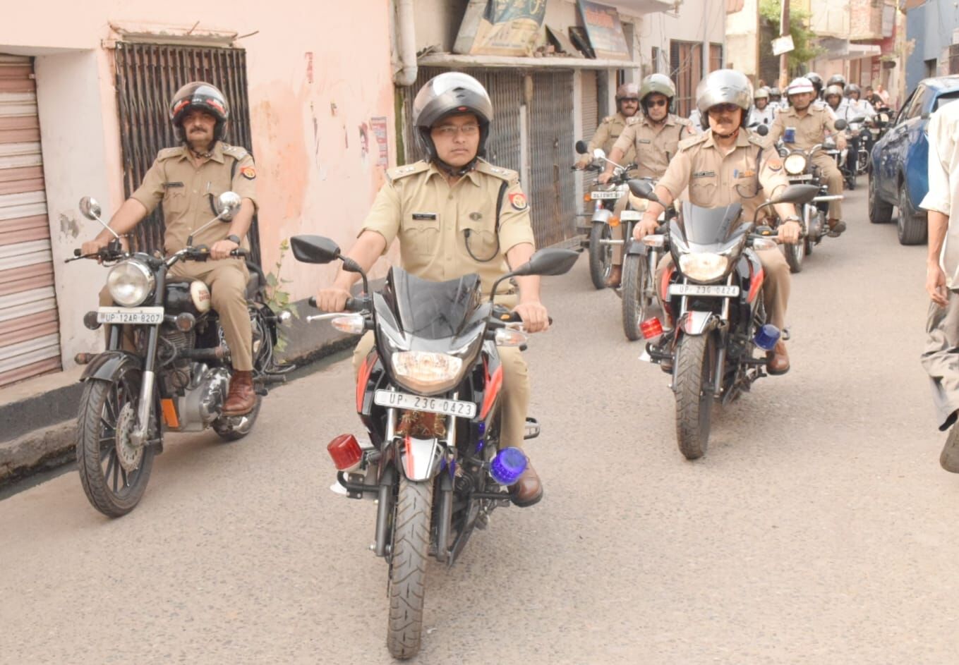 बाइक रैली को कप्तान ने खुद किया लीड- यातायात नियम का पालन करने की अपील