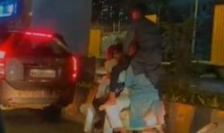 स्कूटर को बनाई कार- एक साथ 5 लोग हुए सवार- वीडियो वायरल स्कूटर को बनाई कार- एक साथ 5 लोग हुए सवार- वीडियो वायरल