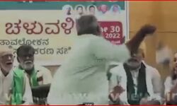 राकेश टिकैत पर स्याही ही नहीं फेंकी-पहले माइक से किया हमला राकेश टिकैत पर स्याही ही नहीं फेंकी-पहले माइक से किया हमला