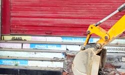 कुख्यात गैंगस्टर के करोड़ों के कॉम्प्लेक्स पर चला बाबा का बुलडोजर