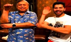 वरूण धवन ने पिता डेविड धवन के साथ द पंजाबन पर किया डांस वरूण धवन ने पिता डेविड धवन के साथ द पंजाबन पर किया डांस