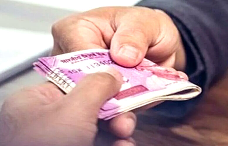चिकित्सा अधिकारी पांच हजार रुपये की रिश्वत लेते हुआ गिरफ्तार