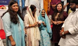 लाभार्थियों को सुनाया PM का उदबोधन-सौंपे विभिन्न योजनाओं के कार्ड लाभार्थियों को सुनाया PM का उदबोधन-सौंपे विभिन्न योजनाओं के कार्ड