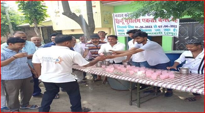 जमानत की शर्तों के मुताबिक राहगीरों को शरबत पिला रहे नवाब जमानत की शर्तों के मुताबिक राहगीरों को शरबत पिला रहे नवाब
