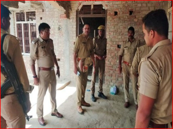 पुलिस ने कराई मुनादी-कर लिया गौ तस्कर का दो मंजिला मकान जब्त