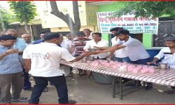 जमानत की शर्तों के मुताबिक राहगीरों को शरबत पिला रहे नवाब