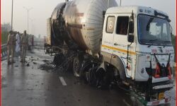 डिवाइडर से टकराया टैंकर-लग गई आग- मची अफरा तफरी डिवाइडर से टकराया टैंकर-लग गई आग- मची अफरा तफरी