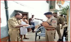 सिपाही की गला रेतकर हत्या- ताला लगाकर फरार हुआ हत्यारा