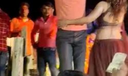 सजा आर्केस्ट्रा का मंच-दारोगा ने लगाए ठुमके-एसपी ने किया सस्पेंड