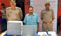 गर्ल्स हॉस्टल के वाशरूम में लगाई तीसरी आंख से देखता था वीडियो गर्ल्स हॉस्टल के वाशरूम में लगाई तीसरी आंख से देखता था वीडियो