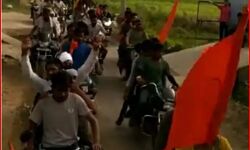 युवाओं ने निकाली तिरंगा यात्रा- लहराए हथियार- वीडियो वायरल, मचा हड़कंप युवाओं ने निकाली तिरंगा यात्रा- लहराए हथियार- वीडियो वायरल, मचा हड़कंप