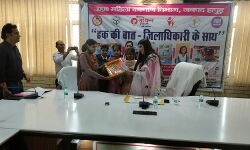 डीएम ने महिलाओं से हक की बात कर दी योजनाओं की जानकारी