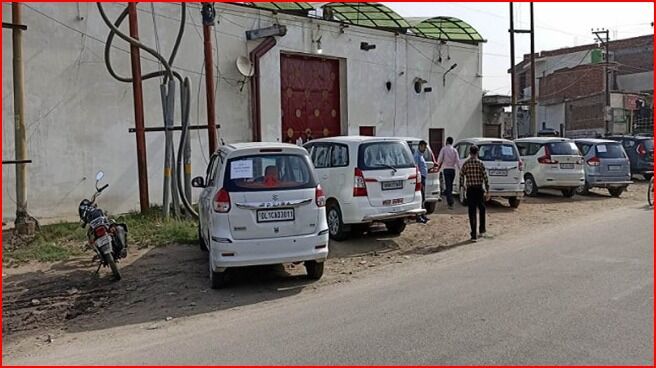 हापुड़ में तेल कारोबारी के यहां रेड- घर गोदाम फैक्ट्री खंगाल रही आयकर टीम