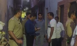 मॉर्निंग रेड ने उड़ाई बिजली चोरों की नींद- दर्जनभर रंगे हाथ दबोचे मॉर्निंग रेड ने उड़ाई बिजली चोरों की नींद- दर्जनभर रंगे हाथ दबोचे