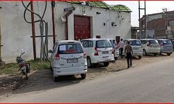 हापुड़ में तेल कारोबारी के यहां रेड- घर गोदाम फैक्ट्री खंगाल रही आयकर टीम