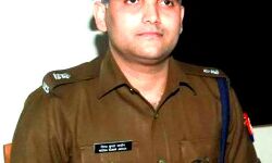 सिपाही गाड़ी मालिक से वसूल रहे थे सुविधा शुल्क- SP ने किया सस्पेंड सिपाही गाड़ी मालिक से वसूल रहे थे सुविधा शुल्क- SP ने किया सस्पेंड