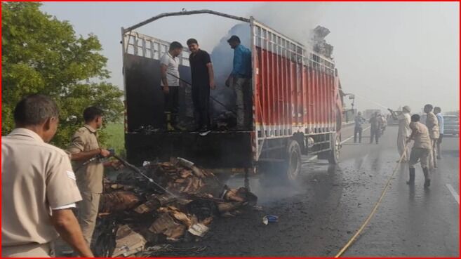 हाईवे 58 पर गत्ते से भरे ट्रक में लगी आग- चालक ने कूदकर बचाई जान हाईवे 58 पर गत्ते से भरे ट्रक में लगी आग- चालक ने कूदकर बचाई जान