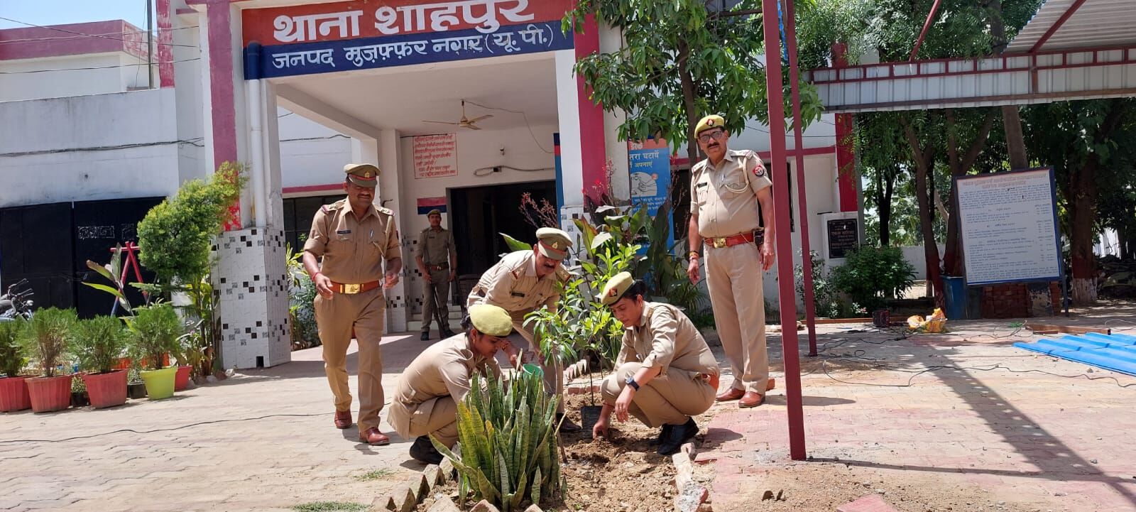 थानेदार ने वृक्षारोपण कर दिया पर्यावरण संरक्षण का संदेश-बोले जरूर लगाये पौधे