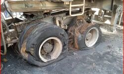 टक्कर के बाद डंपर हुआ जलकर राख- जिंदा जल गए चालक और परिचालक