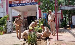थानेदार ने वृक्षारोपण कर दिया पर्यावरण संरक्षण का संदेश-बोले जरूर लगाये पौधे थानेदार ने वृक्षारोपण कर दिया पर्यावरण संरक्षण का संदेश-बोले जरूर लगाये पौधे