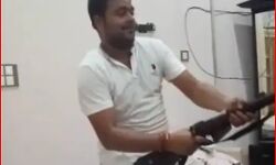 राइफल लेकर ठुमके लगाने वाले भाजपा नेता पर FIR-मोबाईल बंद कर घर से फरार राइफल लेकर ठुमके लगाने वाले भाजपा नेता पर FIR-मोबाईल बंद कर घर से फरार