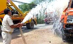 गैस से भरे टैंकर में लगी आग- मची अफरातफरी गैस से भरे टैंकर में लगी आग- मची अफरातफरी