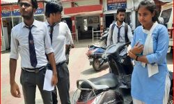 स्कूटी का लॉक तोड़कर छात्र-छात्राओं के मोबाइल चोरी-थाने का घेराव