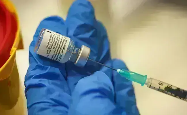 फार्मेसियों ने 8.2 करोड़ कोविड -19 वैक्सीन की खुराक बर्बाद कर दी