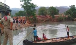 15 श्रमिकों से भरी नाव सोन नदी में डूबी- एक लापता 15 श्रमिकों से भरी नाव सोन नदी में डूबी- एक लापता