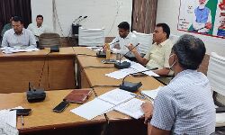 जिलाधिकारी ने समीक्षा बैठक में अधिकारियों के पेंच कसने के बाद दिए निर्देश जिलाधिकारी ने समीक्षा बैठक में अधिकारियों के पेंच कसने के बाद दिए निर्देश