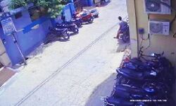 हौसला बुलंद चोरों को नहीं पुलिस का खौंफ- पलक झपकते ही उड़ाई बाइक हौसला बुलंद चोरों को नहीं पुलिस का खौंफ- पलक झपकते ही उड़ाई बाइक