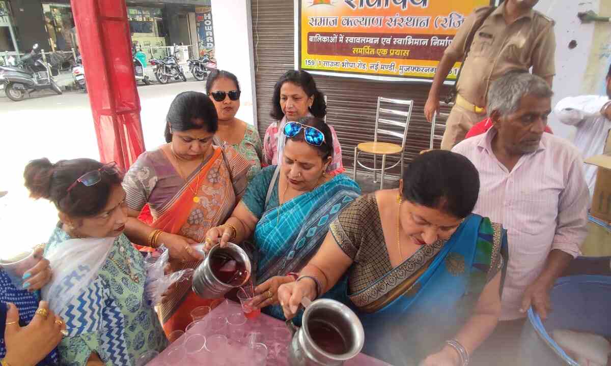 निर्जला एकादशी पर छबील लगाकर पिलाया ठंडा शरबत