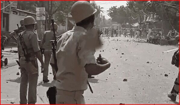 पथराव के बाद प्रयागराज में ADG ने उठाई बंदूक-खदेडी भीड