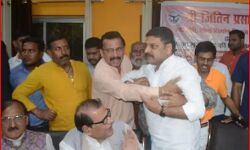 मंत्री की मौजूदगी में बीजेपी नेता की लात एवं घूंसों से पिटाई का आरोप