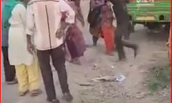 ठेके के बाहर बरपा हंगामा - नशे में टल्ली युवक ने की महिलाओं से मारपीट ठेके के बाहर बरपा हंगामा - नशे में टल्ली युवक ने की महिलाओं से मारपीट