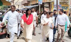 तपती दोपहरी में CDO ने घर घर जाकर जानी सरकारी योजनाओं की हकीकत तपती दोपहरी में CDO ने घर घर जाकर जानी सरकारी योजनाओं की हकीकत